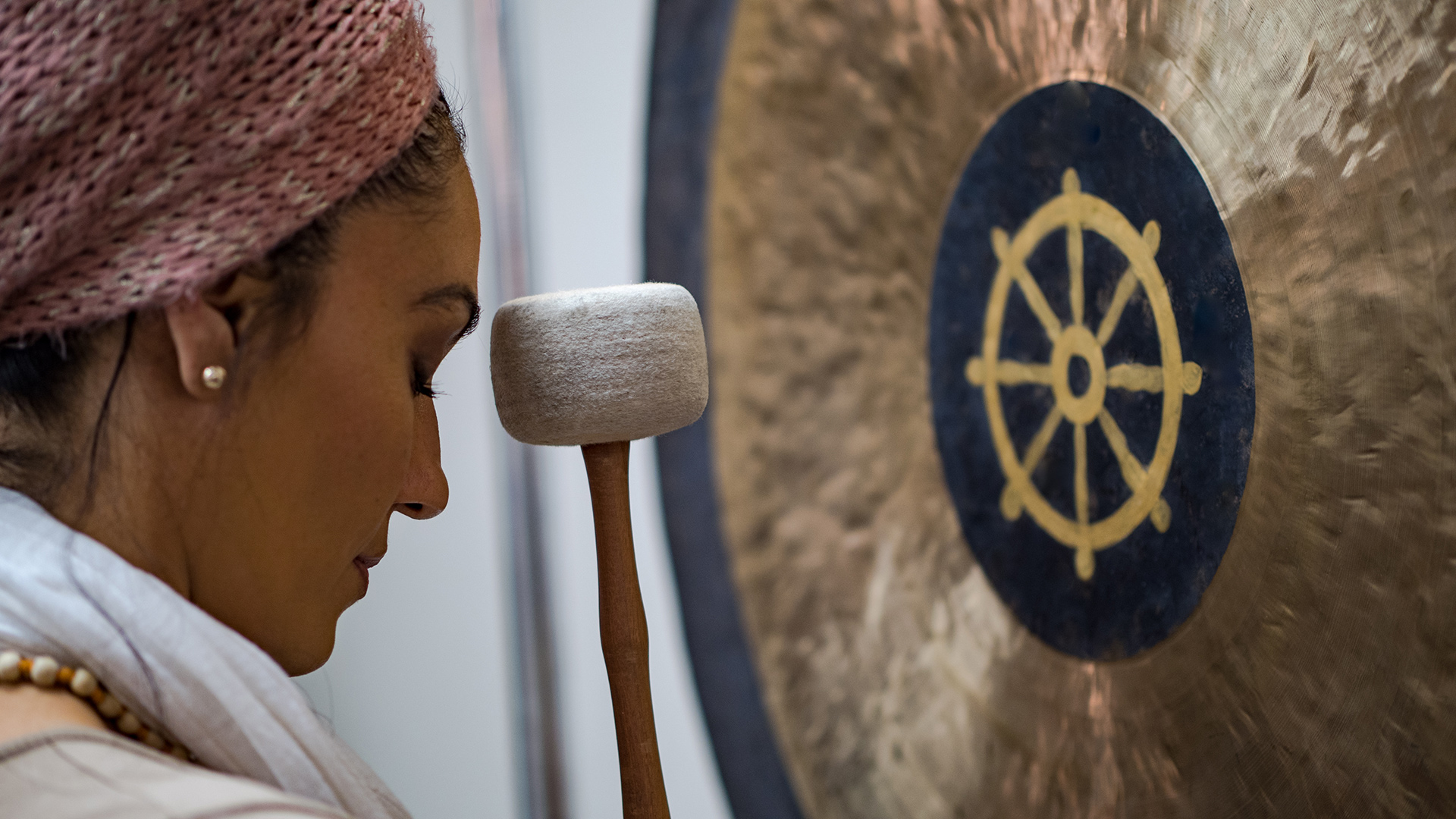 Susana Webber playing the gong